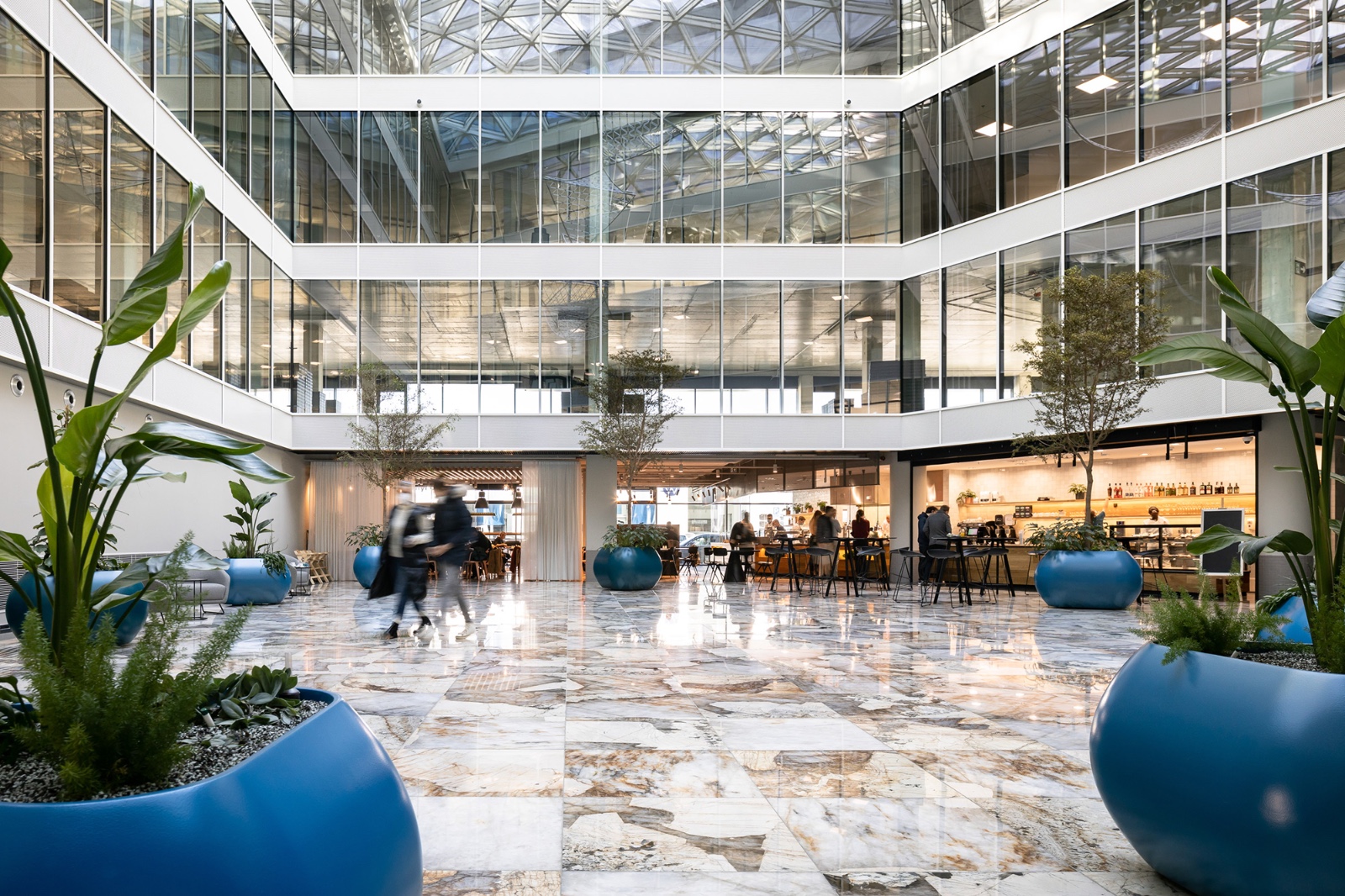 Atrium v Envelopa Office Center spojené s Bistrem Paulus pro pořádání velkých společenských akcí