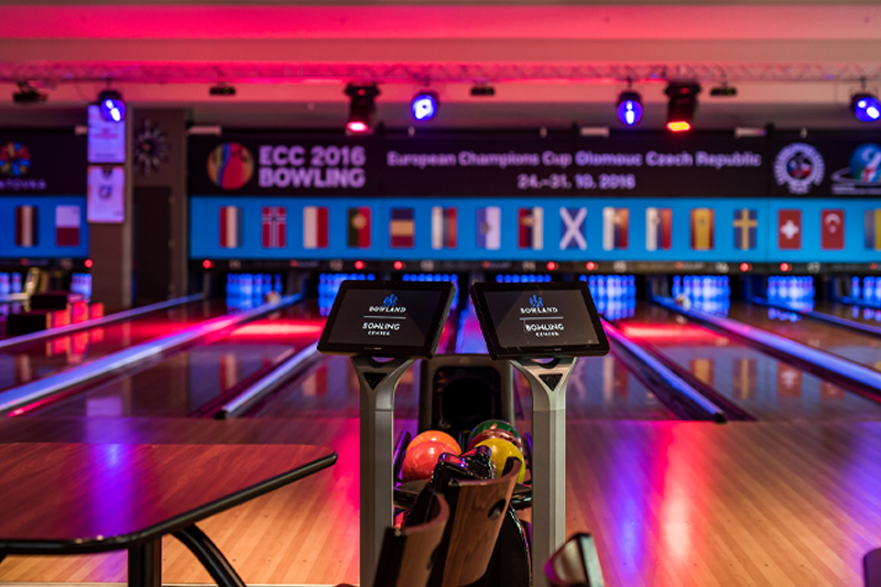 Oslava či party s bowlingem a rautem
